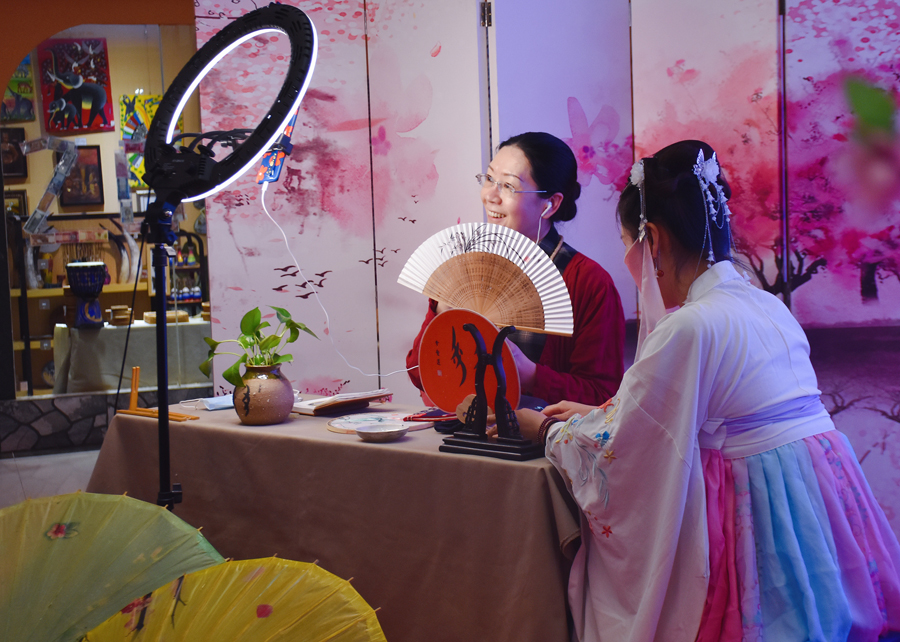 伟德bv1946官网-李亚鹏直播热度加持 嫣然医院设立电商公司