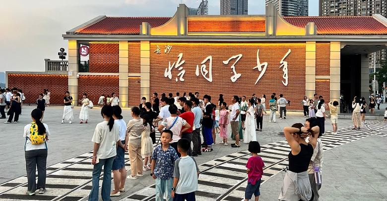 恰同学少年广场人气旺