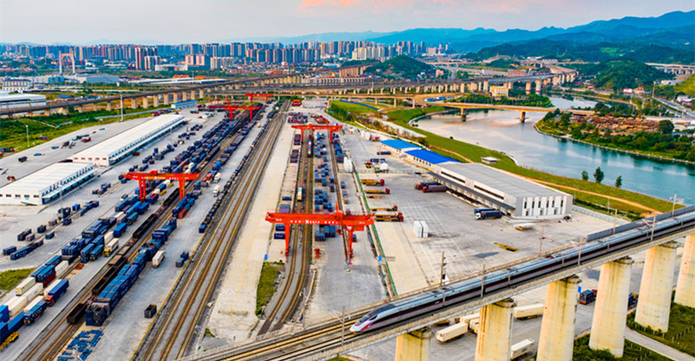 怀化陆港跨境忙