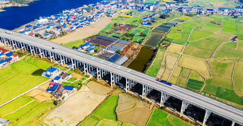 大道如虹连阡陌