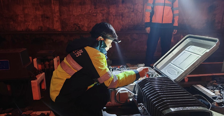 挑灯夜战保春运