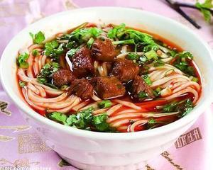 地方名小吃：津市牛肉粉,津市牛肉粉的家常做法---湖南特色特产美食小吃(图1)