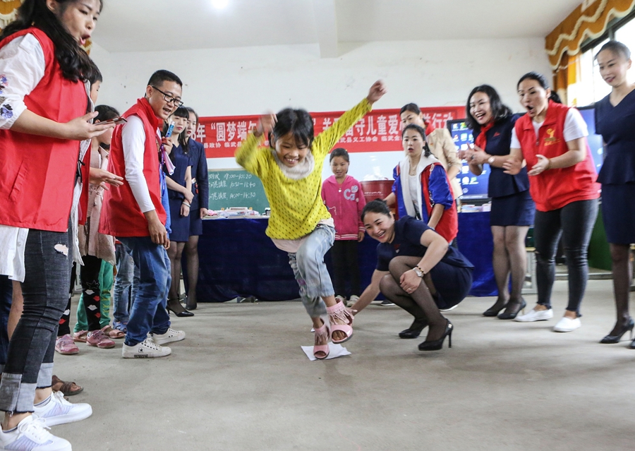 临武县万水乡万水中心小学 义工与留守儿童做