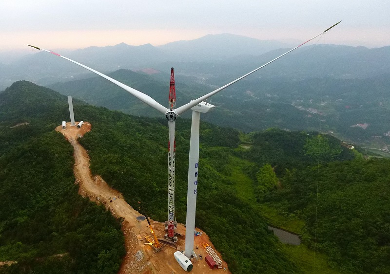 紫云山风电场开始吊装风叶