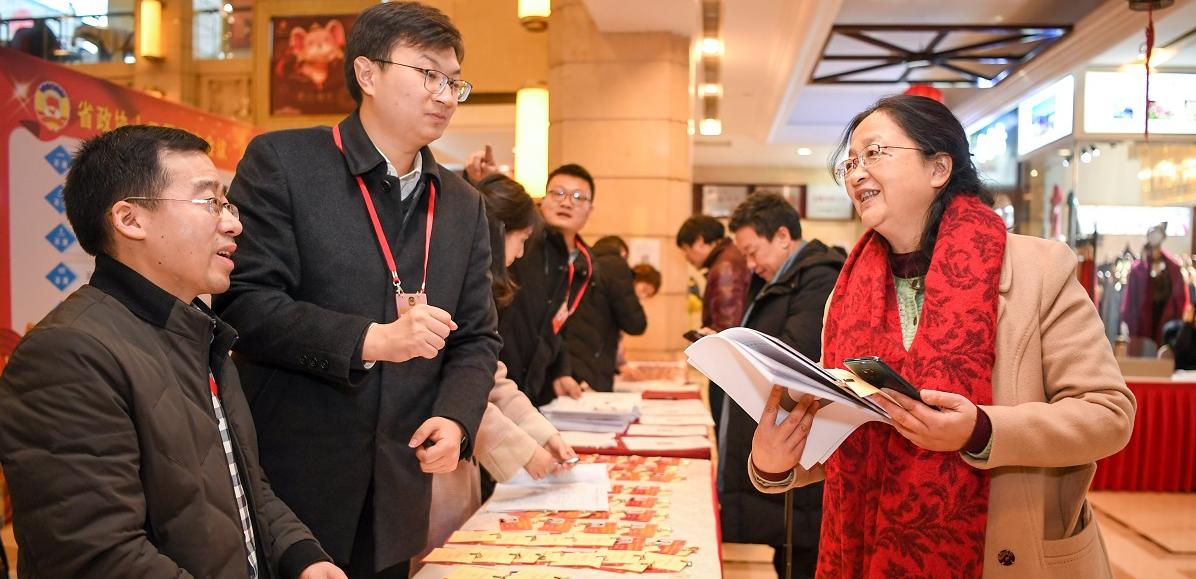 湖南省政协委员抵长报到
