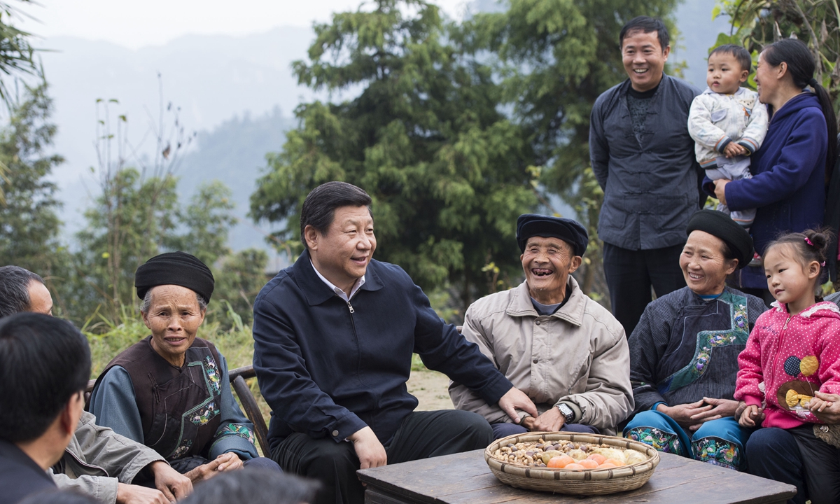 习近平在湘西土家族苗族自治州花垣县排碧乡十八洞村同村干部和村民座谈