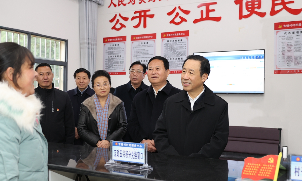 省委书记许达哲在湘西土家族苗族自治州永顺县灵溪镇吉锋村便民服务大厅走访