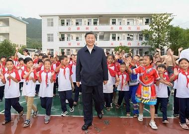 习近平在郴州市汝城县文明瑶族乡沙洲瑶族村考察调研