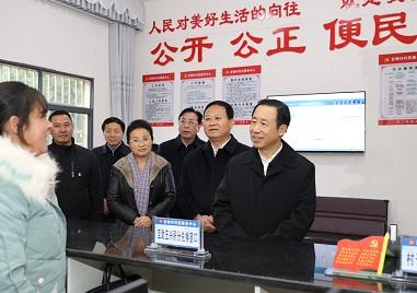 许达哲在永顺县灵溪镇吉锋村便民服务大厅走访