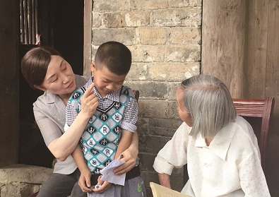 李微微看望“三个一”扶贫行动结对帮扶的贫困户