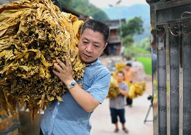 共产党人冲锋在前