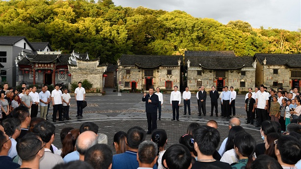 习近平在沙洲瑶族村同村民和游客们亲切交流