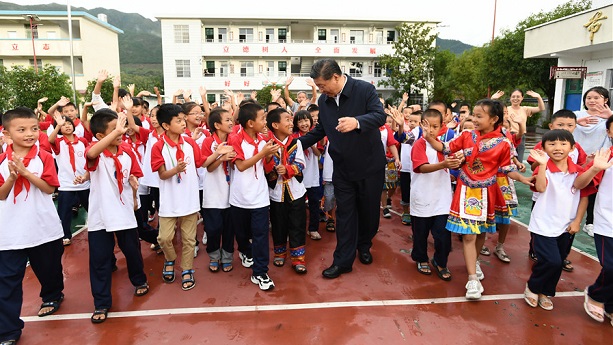 习近平在汝城县文明瑶族乡第一片小学