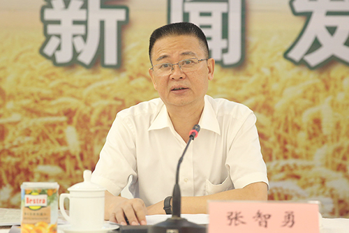 省扶贫开发办公室副主任张智勇回答记者提问