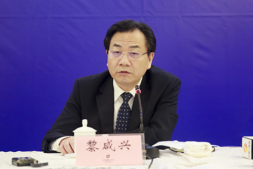 省政府副秘书长黎咸兴回答记者提问