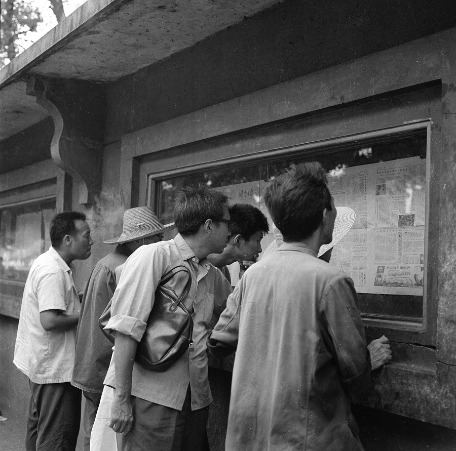 1980年9月,长沙市民在街边的阅报栏看报.田应坤 摄