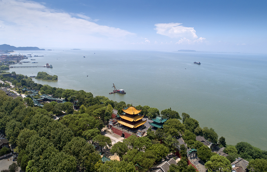 碧水蓝天映巴陵