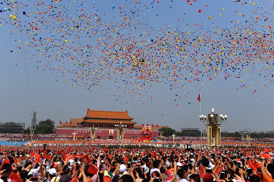 10月1日,随着7万只气球腾空而起,庆祝大会在歌声和欢呼声中结束.