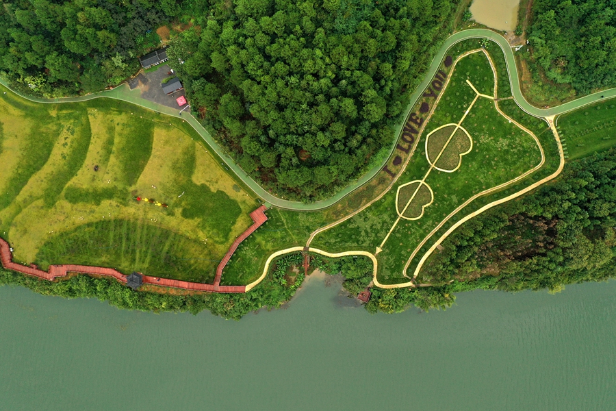 10月14日,双牌县国际慢城花千谷旅游景区,青山绿水相伴,景色优美,成为