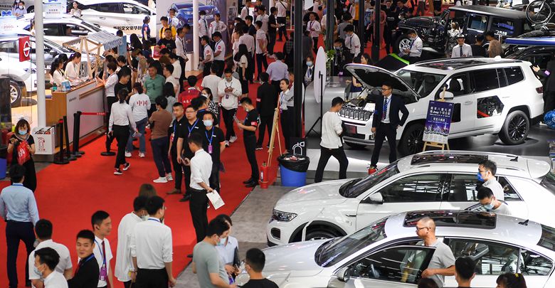 当天是"五一"假期第二天,2021湖南车展人气持续火热,众多市民趁着假期
