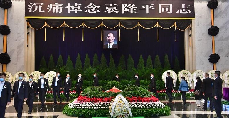 图片新闻5月24日,社会各界人士在明阳山殡仪馆铭德厅送别袁隆平院士