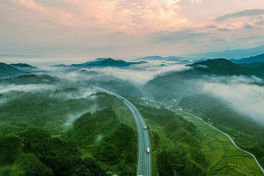 8月19日,通道侗族自治县陇城镇路塘村,山林葱茏,道路畅通,风景优美.