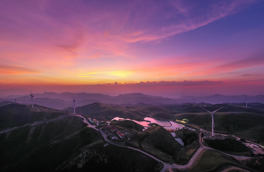 红霞辉映仰天湖