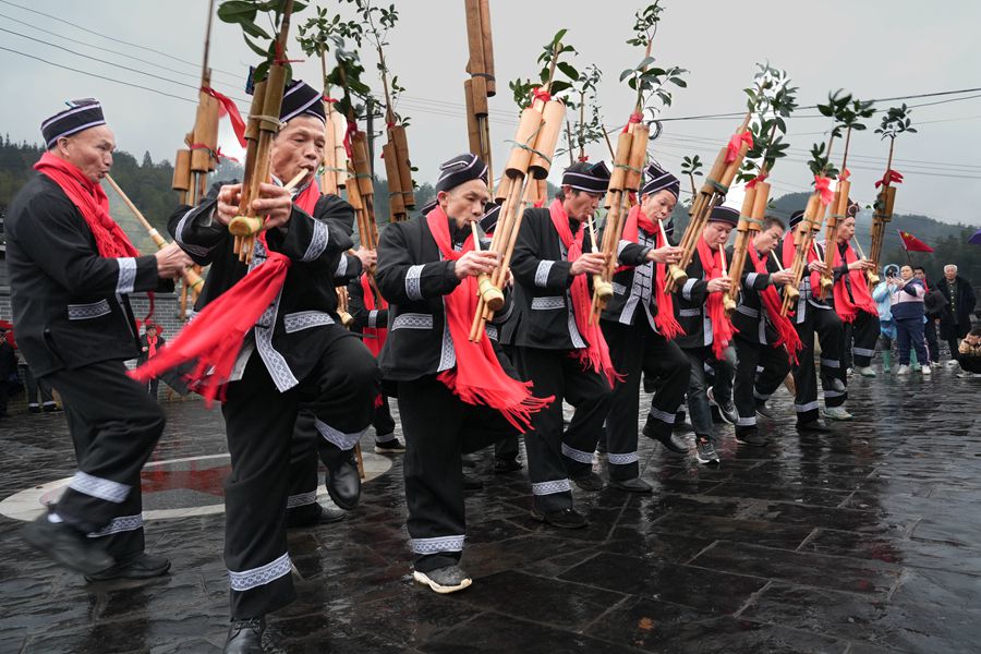 堂,开展闹春牛,打糍粑,赛芦笙,唱侗戏等丰富多彩的民俗联欢和祈福活动