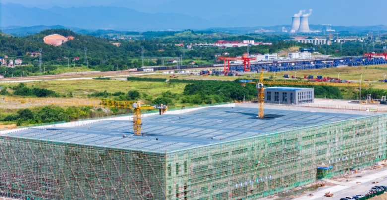 错峰避高温 坚守保进度