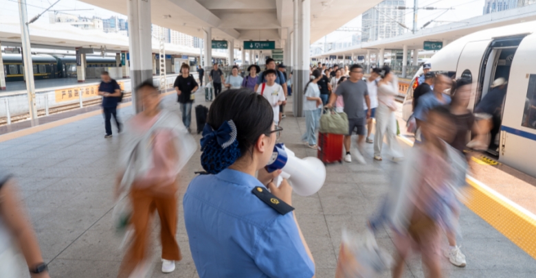 高温下的“站台守护者”