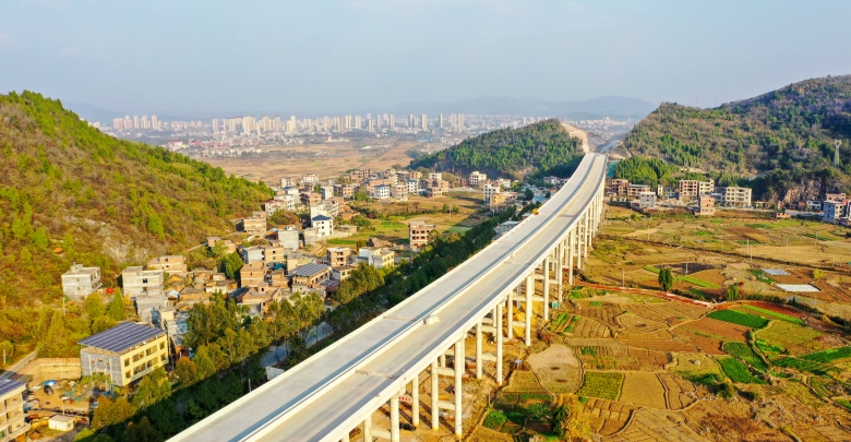 桂新高速主线全幅贯通