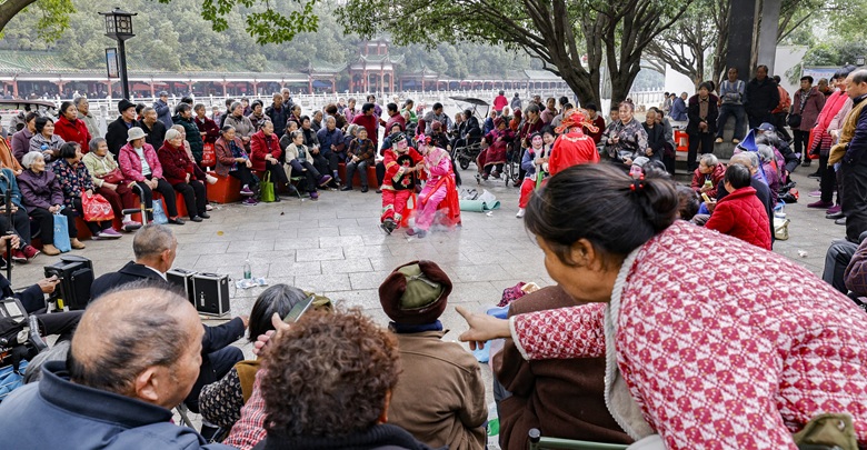 文艺展演进社区