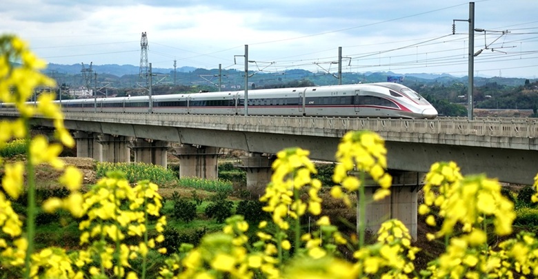 开往春天的高铁