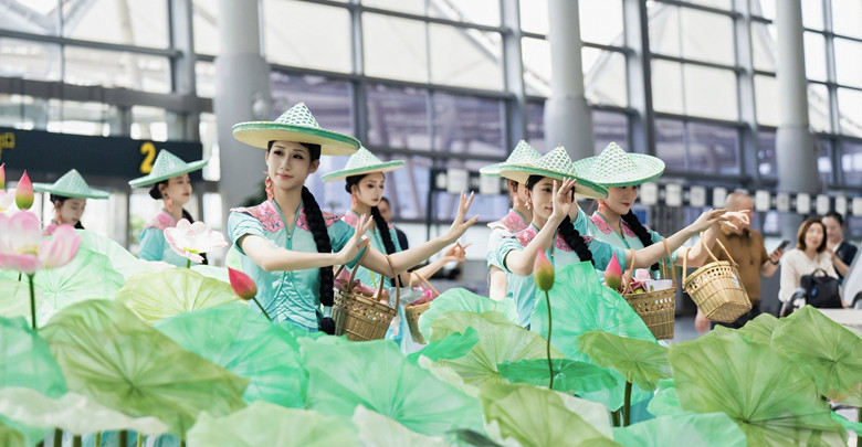 “洞庭渔女”惊艳长沙机场