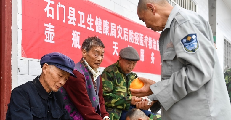 探访石门受灾群众临时集中安置点