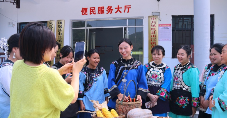 苗家青年学直播 手机成了新农具