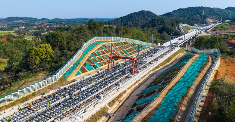 抢抓施工黄金期 攻坚冲刺保通车