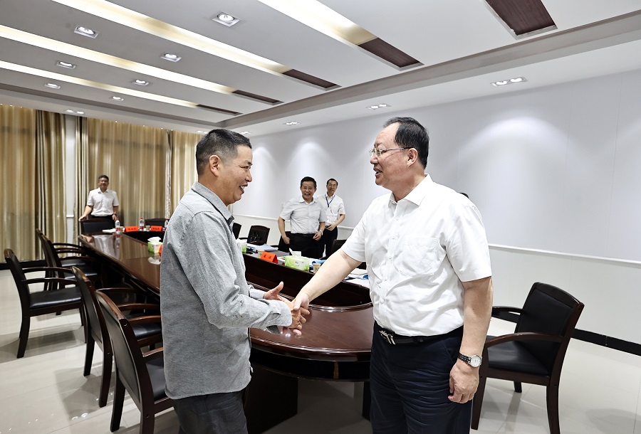 8月24日,省委副书记,省长毛伟明来到邵东市,现场接待来访群众,走访