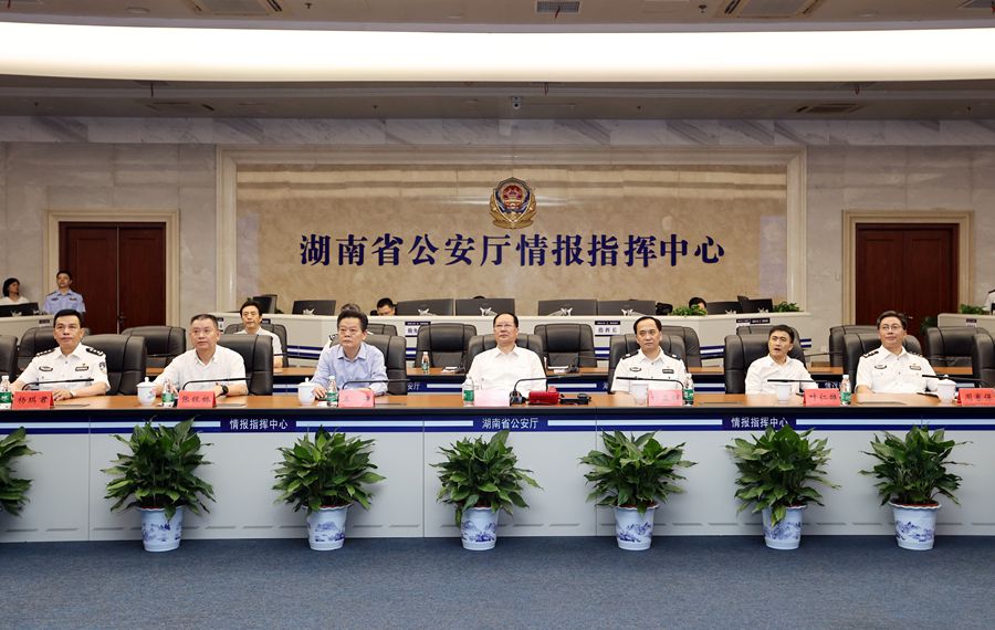 毛伟明考察湖南省公安厅情报指挥中心,了解指挥调度情况.