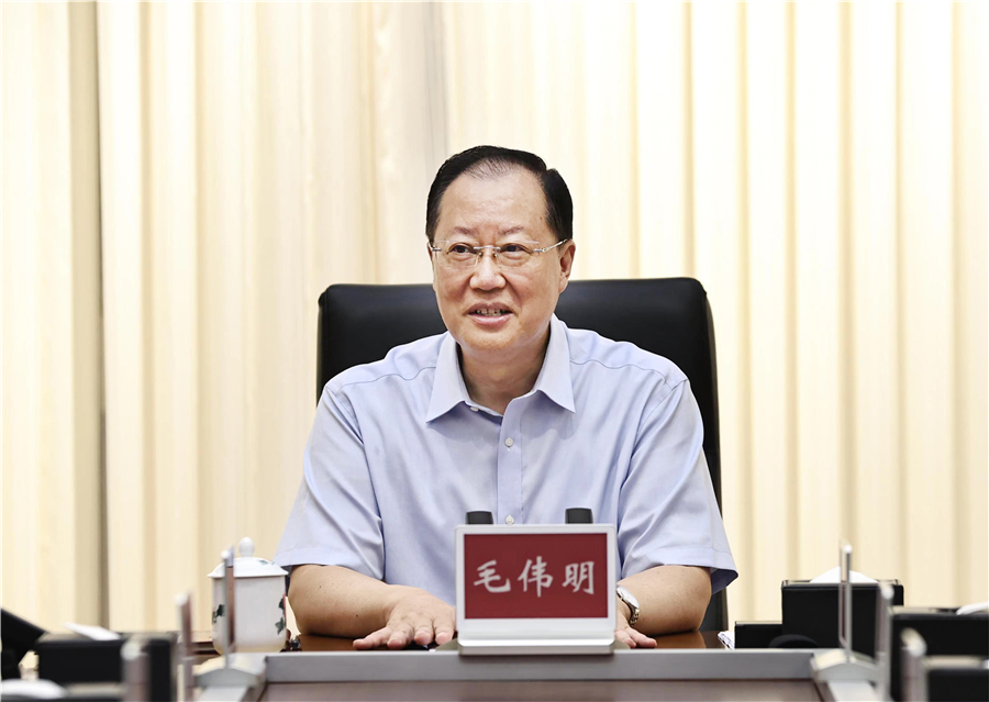 省政府党组书记,省长毛伟明主持会议并讲话.