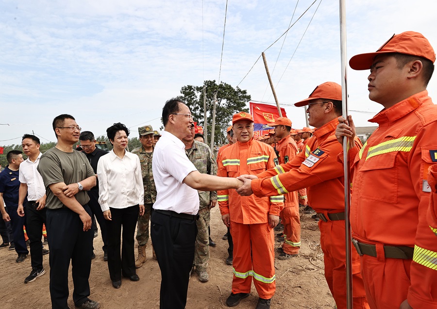 毛伟明慰问一线抢险人员:再接再厉战斗到底 不获全胜决不收兵