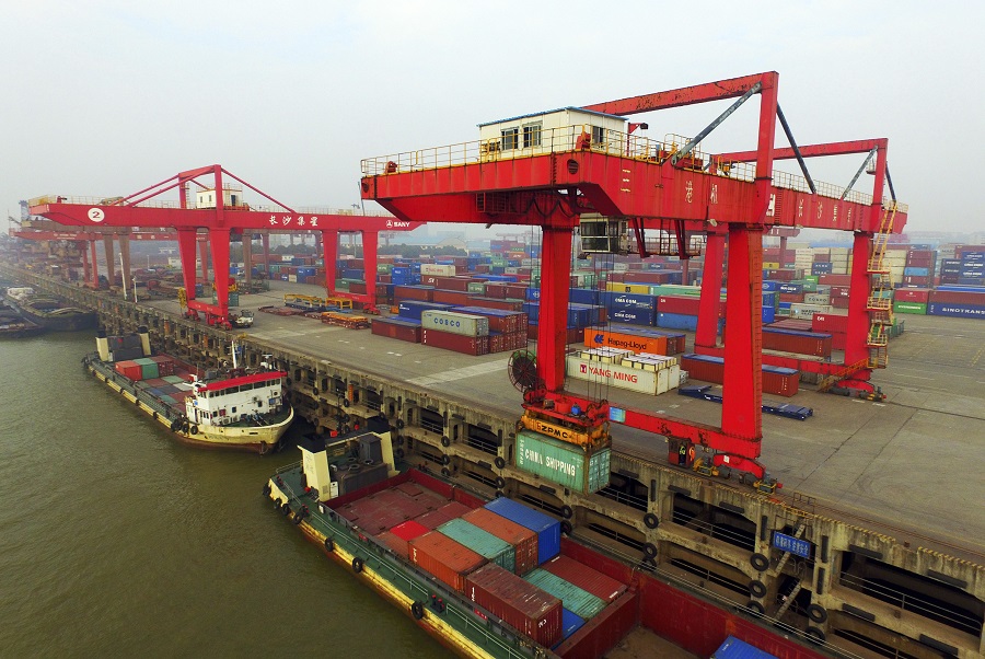 (资料照片)   ▲11月30日,长沙新港码头,所有货物都是机械装卸.