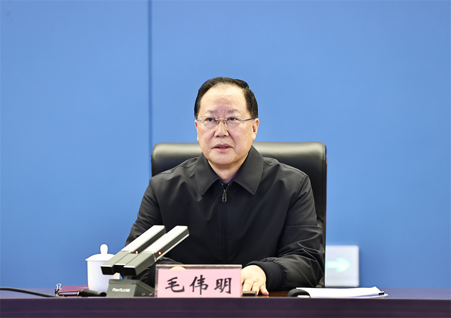 2月23日上午,省委副书记,省长毛伟明来到省交通运输厅,紧急召开全省