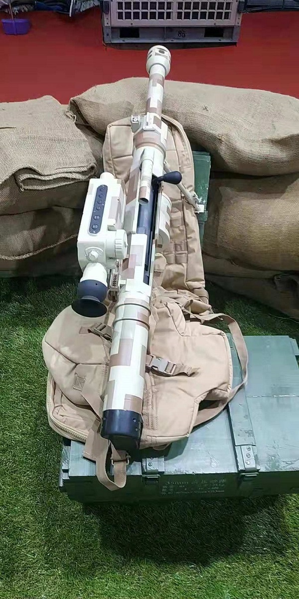 11月11日,湖南兵器研制的遥控武器站在珠海航展上展出.胡信松 摄