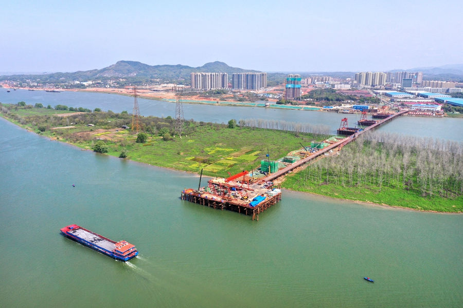 3月29日,长沙市望城区湘江香炉洲大桥西岸建设项目,主塔墩桩基完工
