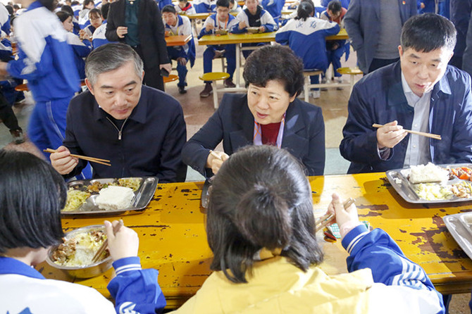 图为吴桂英在桃源一中食堂与学生共进午餐