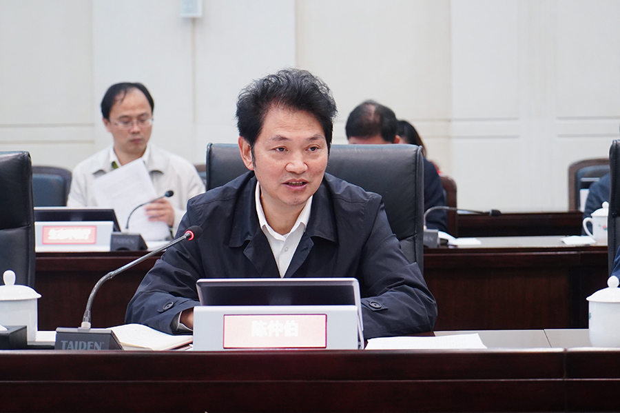 省政府副秘书长,办公厅主任陈仲伯主持会议.