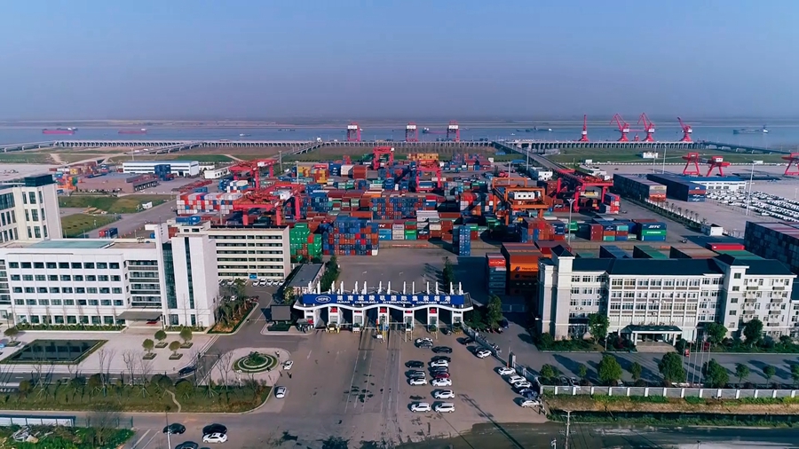 城陵矶新港区国际集装箱港.资料图片