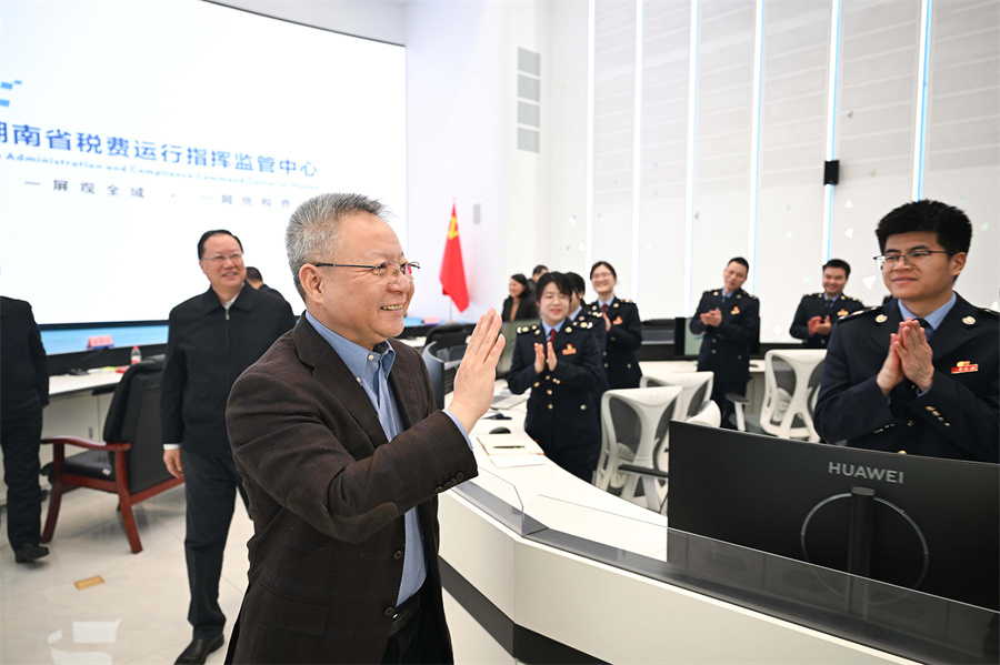 2月5日,沈晓明,毛伟明走访审计署驻长沙特派员办事处,与干部职工座谈