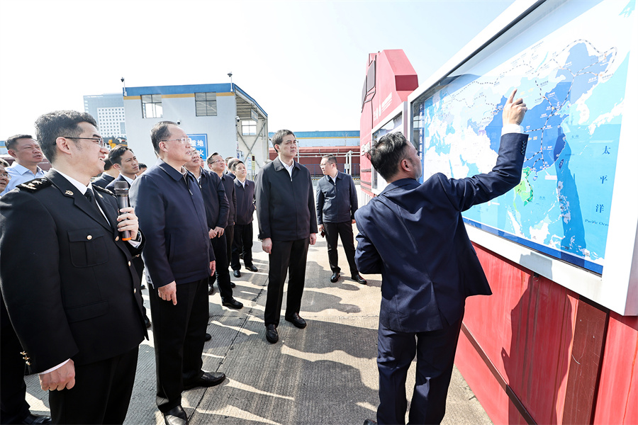 首先来到中欧班列(长沙)运行的核心区域——长沙国际铁路港海关监管区